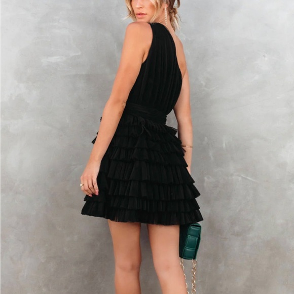 *NWT* Hello Lover One Shoulder Tiered Tulle
Mini Dress. Size XS. Great for rush - Picture 4 of 6